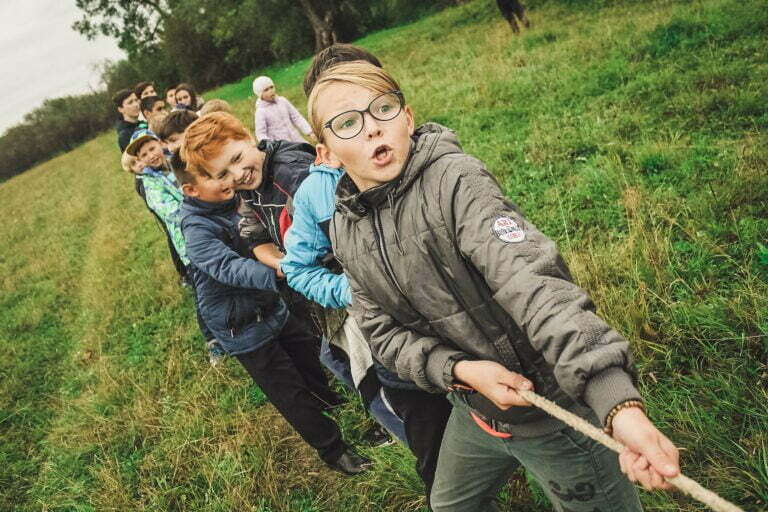 enfants jouant à tirer à la corde, symbolise la taille de l'équipe, l'efficacité en équipe (team efficiency en anglais)