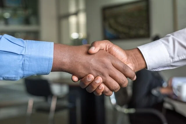 Poignée de mains symbolisant le travail de Belbin pour créer des équipes performantes
