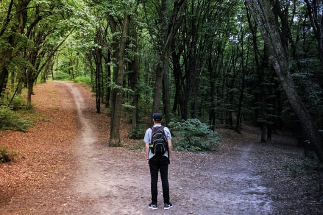 homme hésitant à faire un choix symbolisant ce qu'il est bon de faire ou ne pas faire selon les rôles en équipe