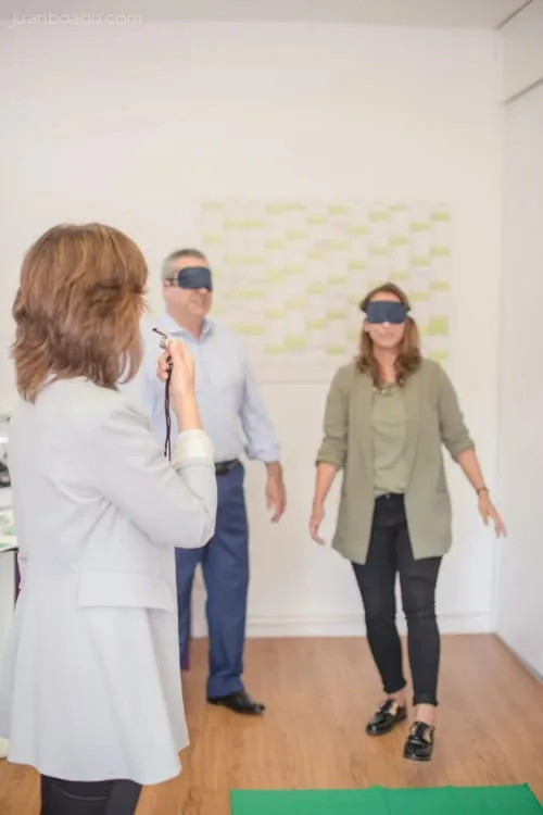 Joueurs en train de jouer à une des tâches du jeu Belbin Contribute