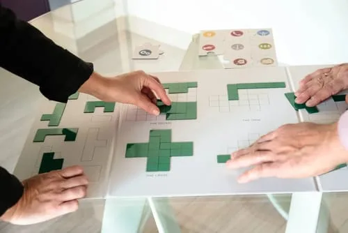 jeu avec des pièces de puzzle entre deux joueurs du jeu Belbin Contribute