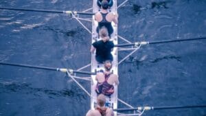 Equipe féminine faisant de l'aviron pour illustrer l'article sur Ancrer l'apprentissage dans la réalité : un changement de comportement durable pour les équipes réelles